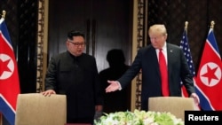 지난 6월 싱가포르 카펠라 호텔에서 도널드 트럼프 미국 대통령(오른쪽)과 김정은 북한 국무위원장이 미북 정상회담 공동성명을 하기 위해 들어서고 있다. 
