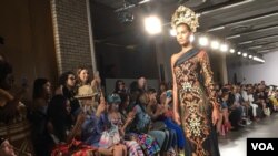 Batik Bali bernuansa emas dan hitam mendominasi rancangan Catherine Njoo dalam NYFW 2017.