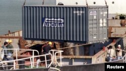 한국 인천항에서 북한 남포로 향하는 미얀마 선적 화물선에 북한 어린이들을 위한 의류와 식량 등 인도지원 물자를 싣고 있다. (자료사진)