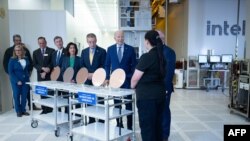 بازدید جو بایدن رئیس جمهوری آمریکا از یکی از کارخانجات اینتل - چندلر، آریزونا ۲۰ مارس ۲۰۲۴ 