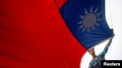 ธงไต้หวันบนเรือฟริเกตลาฟาแยต (ที่มา: รอยเตอร์/แฟ้มภาพ)
