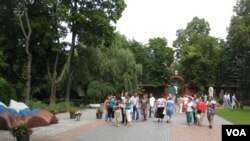 莫斯科新圣母公墓，左侧为叶利钦墓。(美国之音白桦拍摄)