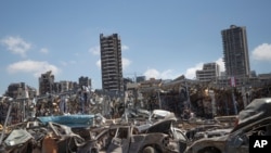 Mobil-mobil yang rusak tetap berada di lokasi ledakan mematikan 4 Agustus di pelabuhan Beirut yang menewaskan banyak orang dan melukai ribuan lainnya, di Beirut, Lebanon, 17 Agustus 2020. (Foto: AP)