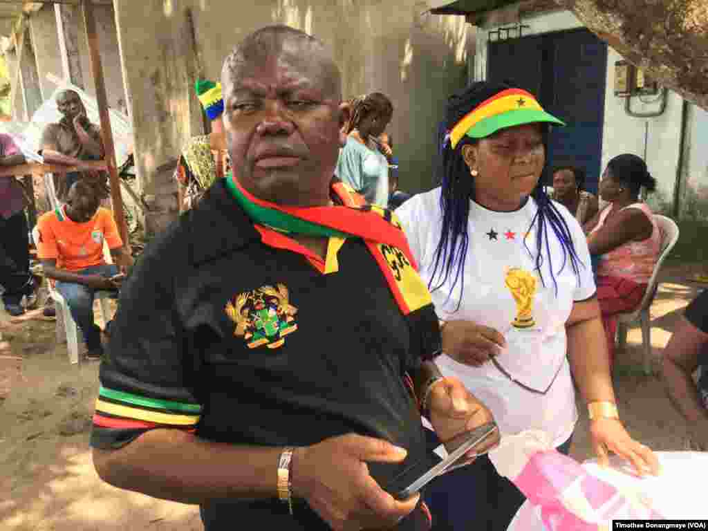 Un supporter du Ghana dans les rues de Port-Gentil avant le match du groupe D, au Gabon, le 17 janvier 2017. (VOA/ Timothée Donangmaye)