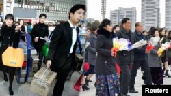 설날 연휴 귀성길에 오른 서울 시민들과 설을 맞아 만수대 김일성·김정일 부자 동상에 헌화하러 가는 평양 시민들.