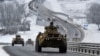 Konvoi kendaraan lapis baja Rusia bergerak di sepanjang jalan raya di Krimea, 18 Januari 2022. (Foto: AP)