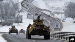 ក្បួន​រថពាសដែក​រុស្ស៊ី​ធ្វើ​ដំណើរ​តាម​ផ្លូវ​ហាយវ៉េ​ក្នុង​តំបន់ ​Crimea ថ្ងៃទី១៨ ខែ​មករា ឆ្នាំ ២០២២។ (AP)