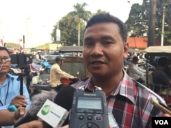 រូបឯកសារ៖ សឹង សែន​ករុណា​ មន្រ្តី​ស៊ើបអង្កេត​ជាន់ខ្ពស់ផ្នែក​សិទ្ធិមនុស្ស នៅ​សមាគម​អាដហុក ការពារ​សិទ្ធិ​មនុស្ស​និង​អភិវឌ្ឍកម្ពុជា ​ផ្តល់​បទសម្ភាសន៍​ជាមួយ​អ្នកសារព័ត៌មាននៅ​រាជធានី​ភ្នំពេញ​ កាលពី​ថ្ងៃ​ទី​៨ កុម្ភៈ ២០១៧។