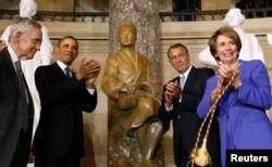 罗莎.帕克斯的铜像揭幕后，奥巴马总统与参议院多数党领袖里德，左1，众议院议长贝纳，右2，及众议院少数党领袖佩洛西一起鼓掌