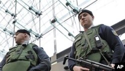 Armed police officers wearing bulletproof vests stand guard at the main train station in Berlin, 17 Nov 2010