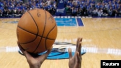 Une balle de basketball lors d'un match de la NBA, le 17 mai 2011.