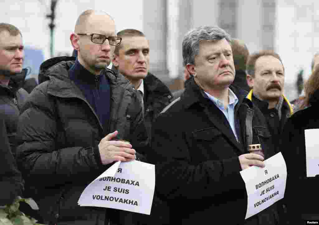 Ukrainian President Petro Poroshenko (front right) and Prime Minister Arseny Yatseniuk (front left) take part in a peace march, in Kyiv. Fighting has intensified near Donetsk airport as separatists tried to oust government forces, Ukraine, Jan.18, 2015.