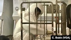 Para pekerja menyortir surat-surat bagian penyortiran surat di Pentagon, 2 Oktober 2018.