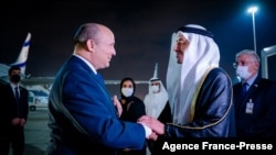 Menteri Luar Negeri dan Kerjasama Internasional UEA Sheikh Abdullah bin Zayed Al Nahyan (kanan) menyambut Perdana Menteri Israel Naftali Bennett setibanya di Terminal Presiden di Bandara Internasional Abu Dhabi, 12 Desember 2021. (Foto: AFP)