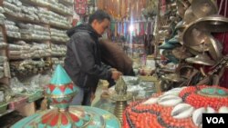 Shopkeeper Saroj Khanal gets ready for customers, Kathmandu, Nov. 17, 2013. (Aru Pande/VOA)