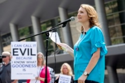 Penyintas pemerkosaan dan korban pelecehan mendukung Mary DeMuth selama protes di Kay Bailey Hutchison Convention Center di Dallas. (Foto: AP)