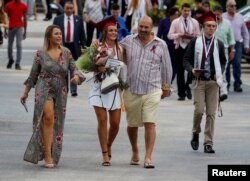 지난 3일 마조리 스톤맨 더글러스 고등학교 졸업식이 거행된 가운데 졸업생들이 가족들의 축하를 받고 있다.