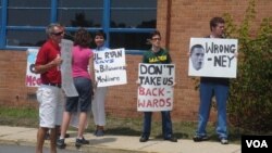 反对共和党的民众在瑞安的维州造势会场外举标语抗议