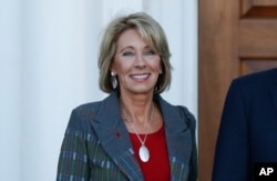 Betsy DeVos au Trump National Golf Club Bedminster clubhouse à Bedminster, le 19 novembre 2016.