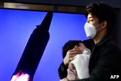 지난 1월 한국 서울역에 설치된 TV에서 북한 미사일 발사 관련 뉴스가 나오고 있다.