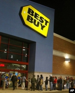 往年黑色星期五前人们在电器连锁店百思买门前排队