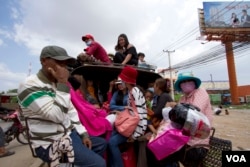 ប្រជាពលរដ្ឋ​ខ្មែរ​ ដែល​ភាគច្រើន​ជា​កម្មករ​រោងចក្រ​កាត់ដេរ បាន​ធ្វើ​ដំនើរ​តាម​រយៈ​រថយន្ត​ឈ្នួលទៅ​លេង​ស្រុក​កំនើត​នៅ​តាម​ខេត្ត​នានា​ក្នុង​ឱកាស​បុណ្យ​ភ្ជុំបិណ្ឌ​ប្រពៃណី​ជាតិ​ នៅ​តាម​បណ្ដោយ​ផ្លូវ​ជាតិ​លេខ​៦A នៅ​ថ្ងៃ​សៅរ៍​ទី​១០​ ដែល​ត្រូវ​ជា​បិណ្ឌ​ទី​១៣។ (ឡេង ឡែន/ VOA Khmer)