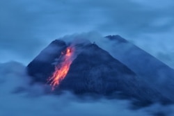Gunung Merapi menyemburkan lahar panas saat meletus, seperti terlihat dari Wonorejo di Sleman, Yogyakarta, 18 Januari 2021. (Foto: Antara/Andreas Fitri Atmoko via REUTERS)
