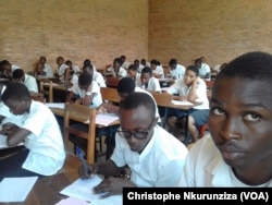 Les élèves de l'école secondaire passent leurs concours national, à Bujumbura, Burundi, le 21 juin 2017. (VOA/Christophe Nkurunziza)
