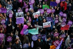 Rally perempuan di pusat kota Istanbul, Turki, 25 November 2018. (Foto: dok).