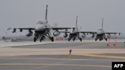 지난해 4월 미-한 '맥스선더' 연합훈련에 참가한 미 공군 F-16 전투기들이 한국 군산 공군기지에서 이륙 대기 중이다.