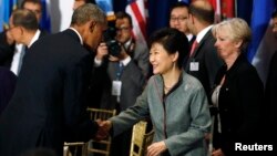 지난 24일 박근혜 한국 대통령이 미국 뉴욕 유엔본부에서 열린 유엔사무총장 주최 오찬에서 오바마 미국 대통령과 만나 인사하고 있다. (자료사진)