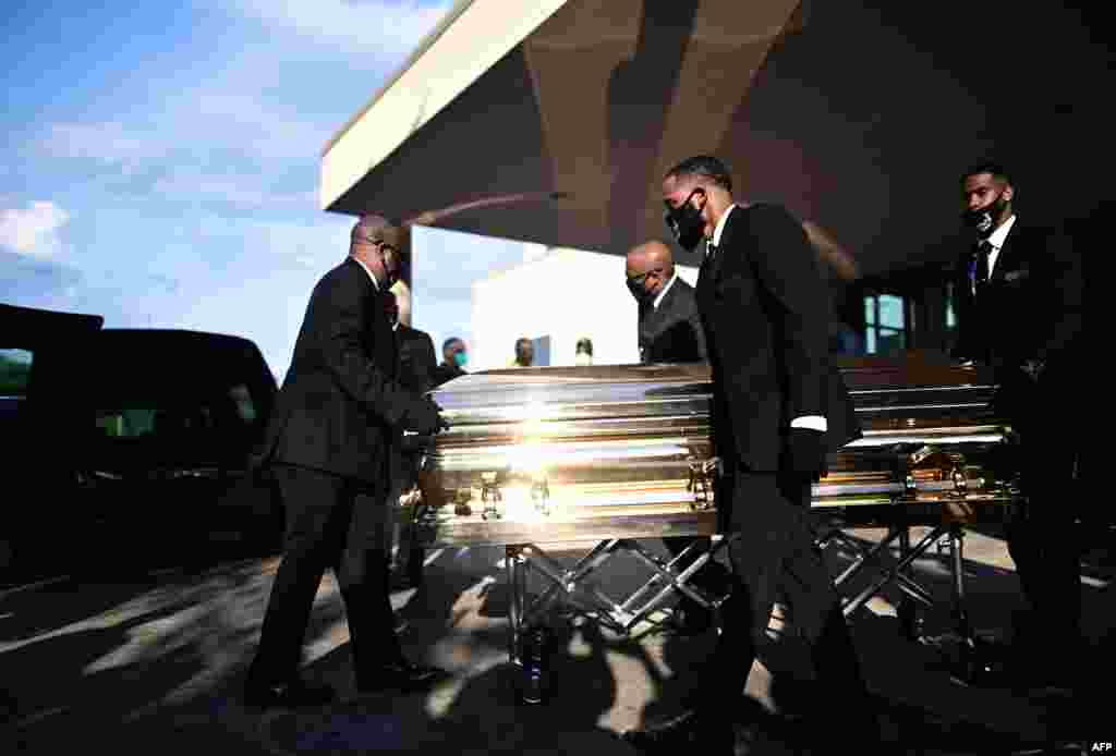 មឈូសរបស់លោក George Floyd ត្រូវបានដឹកចេញពីព្រះវិហារ Fountain of Praise បន្ទាប់ពីពលរដ្ឋ និងមេដឹកនាំក្នុងសហគមន៍ បានចូលគោរពវិញ្ញាណក្ខន្ធលោក George Floyd ដែលបានស្លាប់នៅពេលប៉ូលិសឃាត់ខ្លួនលោក នៅព្រះវិហារ Fountain of Praise ក្នុងទីក្រុង Houston រដ្ឋ Texas ថ្ងៃទី៨ ខែមិថុនា ឆ្នាំ២០២០។&nbsp;​