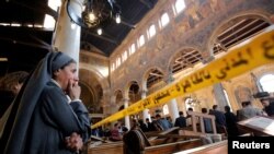 Une nonne pleure devant l'église visé par une attaque au Caire le 11 décembre 2016.
