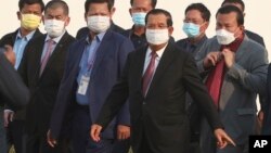 រូបឯកសារ៖ លោកនាយករដ្ឋមន្ត្រី ហ៊ុន សែន ក្នុងអំឡុងពិធីទទួលវ៉ាក់សាំងបង្ការជំងឺកូវីដ១៩ ស៊ីណូហ្វាមរបស់ចិន នៅអាកាសយានដ្ឋានអន្តរជាតិភ្នំពេញ កាលពីថ្ងៃទី៧ ខែកុម្ភៈ ឆ្នាំ២០២១។