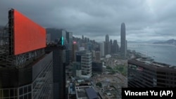 资料照片：一块位于香港商业区的红色广告屏（2021年7月19日）