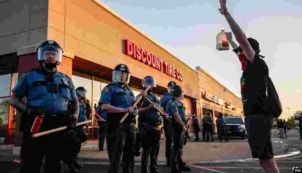 ህዝባዊ ናዕቢ ከተማ ሚንያፖሊስ ኣመሪካ