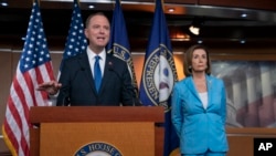 លោក Adam Schiff ថ្លែង​នៅ​ក្នុង​សន្និសីទ​កាសែត​ជាមួយ​នឹងប្រធាន​រដ្ឋសភា​អ្នកស្រី Nancy Pelosi នៅ​ក្នុង​វិមាន​សភា Capitol​ ក្នុង​រដ្ឋធានី​វ៉ាស៊ីនតោន កាលពី​ថ្ងៃទី២ ខែតុលា ឆ្នាំ២០១៩។