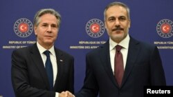 资料照片：美国国务卿布林肯在土耳其首都与土耳其外长菲丹举行联合记者会。(2024年12月13日)