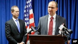 Herb Stapleton, agen khusus FBI, memberikan keterangan kepada media soal penahanan perwira intelijen China, Yanjun Xu (10/10).