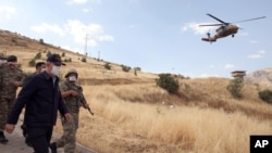 Turkiya Mudofaa vaziri Hulusi Akar (chapda) Iroq bilan chegaradagi turk qo'shinlarini ko'zdan kechirmoqda. 19-iyun, 2020. 