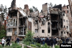 امانوئل مکرون رئیس جمهوری فرانسه، اولاف شولتس صدراعظم آلمان، ماریو دراگی نخست وزیر ایتالیا، و کلاوس یوهانیس رئیس جمهوری رومانی در حال بازدید از ویرانی‌های ناشی از حملات روسیه به ایرپین (پنجشنبه ۲۶ خرداد ۱۴۰۱)