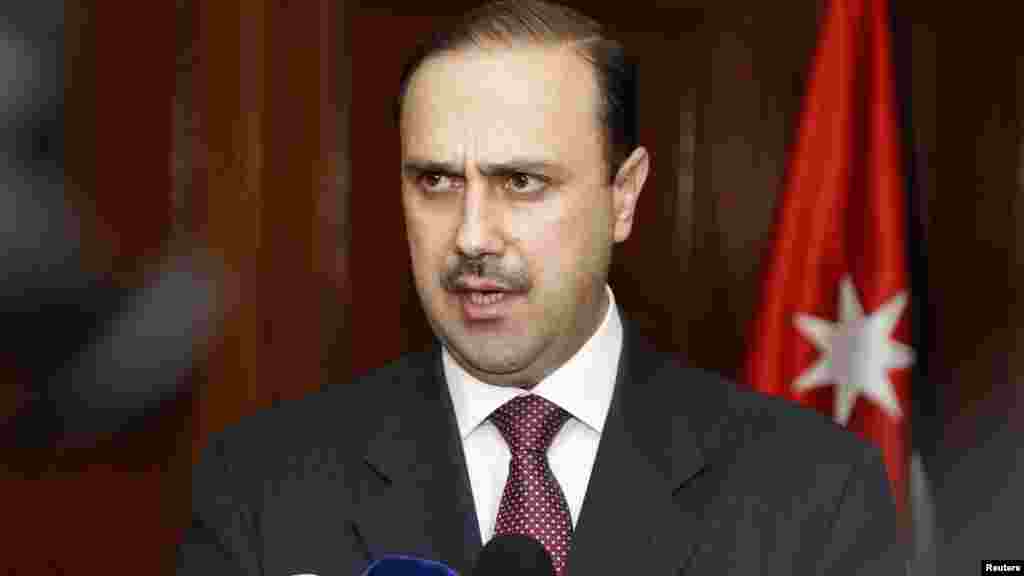 Jordan's government spokesman Mohammed al-Momani speaks to the media after a closed door meeting of the parliamentary government in the House of Representatives in Amman, Jan. 29, 2015. 