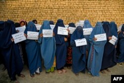 Mozori-Sharifda ilm olish imkoniyatini talab qilib namoyish qilayotgan ayollar, 12-avgust, 2023