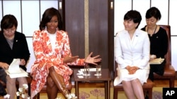 Ibu Negara AS Michelle Obama (tengah, kiri) dan inter PM Jepang Akie Abe (tengah kanan) dalam pertemuan yang membahas kerjasama Jepang-AS untuk pendidikan bagi anak perempuan di Iikura, Tokyo, 19 Maret 2015 (AP Photo/Eugene Hoshiko).