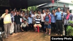 រូបឯកសារ៖ អតីត​មន្រ្តី​គណបក្ស​សង្រ្គោះជាតិ​ថត​រូប​ជុំគ្នា​កាល​ពី​ថ្ងៃ​ទី​១៩ ខែកក្កដា ដើម្បី​បង្ហាញ ​«ម្រាមដៃស្អាត»​ មិន​ចូលរួម​ការ​បោះឆ្នោត។ ​(រូបថតពីហ្វេសប៊ុក​លោក ជា ជីវ)