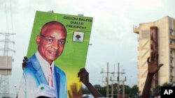 Une affiche de Cellou Dalein Diallo, lors d'un rassemblement politique dans la ville de Conakry, en Guinée, le 8 octobre 2015. (Photo: AP/Youssouf Bah)