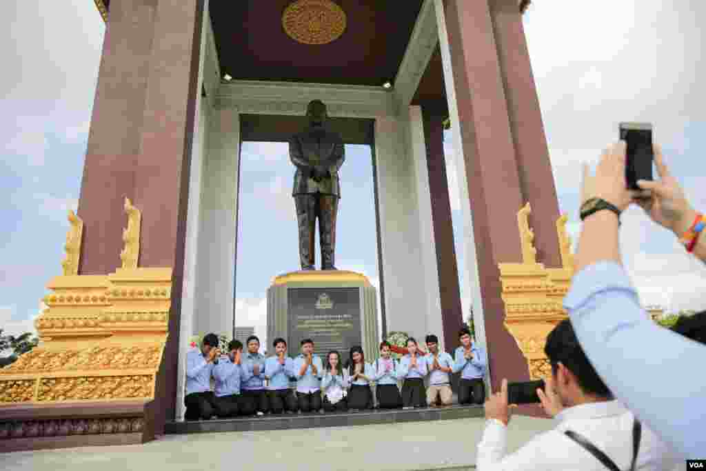 ក្រុមយុវជនកម្ពុជាប្រារព្ធវិញ្ញាន្ធក្ខណ្ឌព្រះបរមរដ្ឋនកោដ្ឋក្នុងឱកាសប្រារព្ធខួបលើកទី៦៣ឆ្នាំនៃទិវាបុណ្យឯករាជ្យជាតិ នៅថ្ងៃពុធ ទី៩ ខែវិច្ឆិកា ឆ្នាំ២០១៦ នារាជធានីភ្នំពេញ។