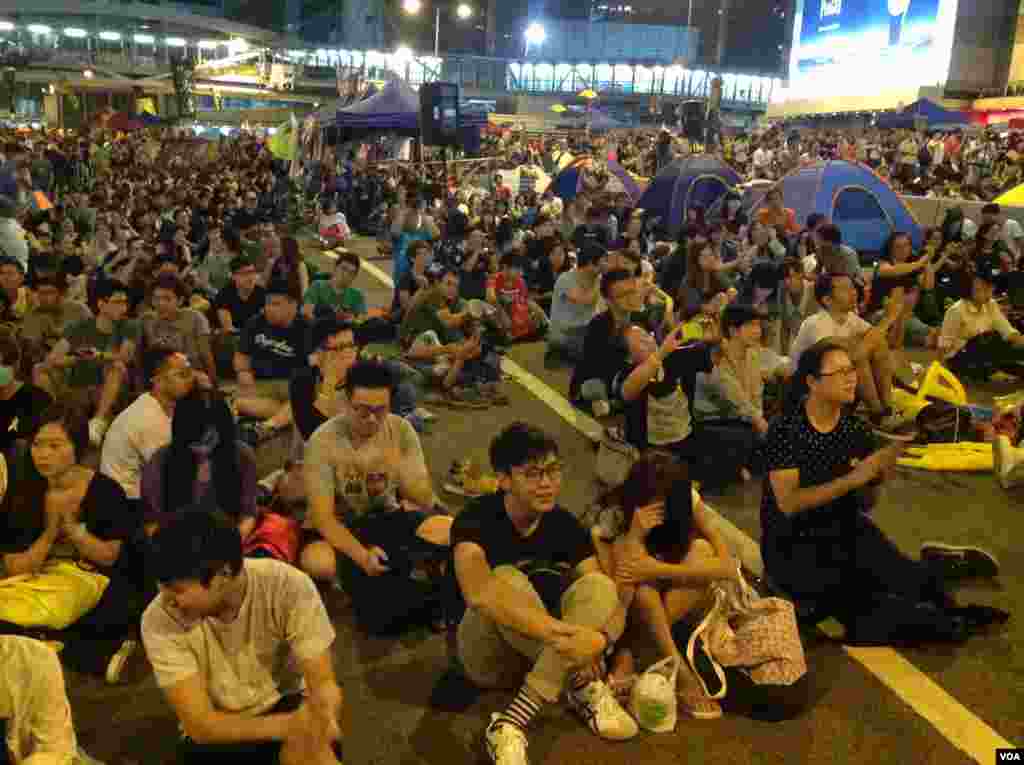 数以千计市民学生周日继续坚守金钟占领区（美国之音海彦拍摄）