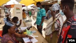 Warga Ghana memberikan suara dalam pemilihan umum 2020. (Foto: VOA)