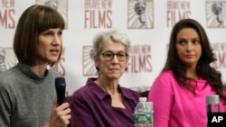 Rachel Crooks, kiri, Jessica Leeds, tengah, dan Samantha Holvey menghadiri konferensi pers, Senin, 11 Desember 2017 di New York. Mereka menuduh Trump melakukan pelecehan seksual terhadap mereka.